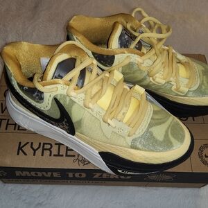 NEW: Nike Kyrie 8 Yellow and Black - 5.5 Women